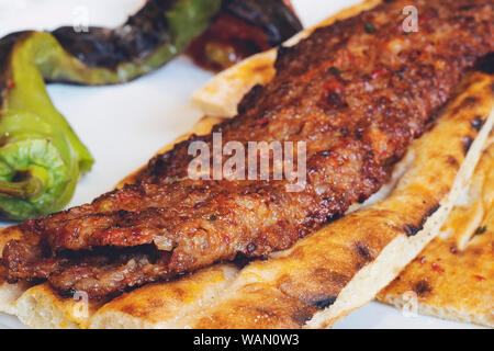 Style turque Adana kebab. La nourriture traditionnelle turque Adana Kebab sur table en bois. Banque D'Images
