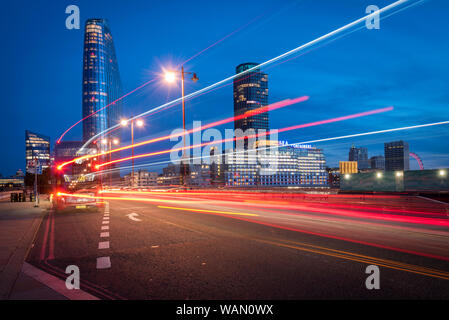 Londres, Royaume-Uni. 20 août 2019. Le nombre 40 bus passe par le pont de Blackfriars. Crédit : Stephen Chung / Alamy Banque D'Images