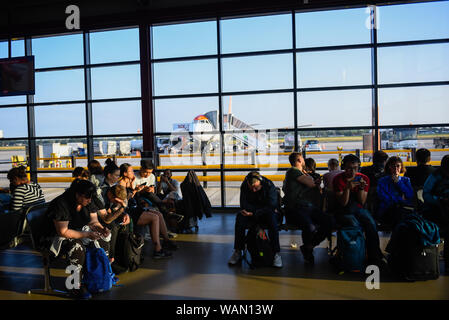 Berlin, Allemagne. Août 21, 2019. Passagers attendent d'administration à Termical C dans Berlin Tegel aéroport international. Credit : Omar Marques/SOPA Images/ZUMA/Alamy Fil Live News Banque D'Images