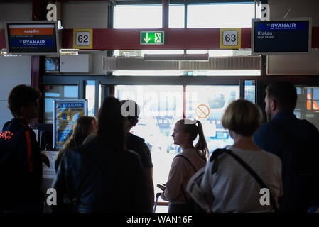 Berlin, Allemagne. Août 21, 2019. Les passagers en attente vu à la porte 63 de l'aéroport international de Tegel à Berlin. Credit : Omar Marques/SOPA Images/ZUMA/Alamy Fil Live News Banque D'Images