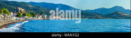 L'île de Lesbos (Mytilène) en Grèce. Belle Petra Village avec de grandes plages Banque D'Images