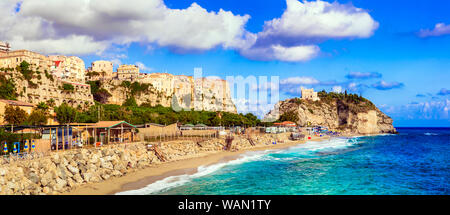 Belle ville de Tropea en Calabre avec de grandes plages du sud de l'Italie. Banque D'Images