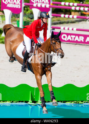 Rotterdam, Pays-Bas. Août 21, 2019. Championnats d'Europe, sport équestre, le saut, l'équipe et individuel qualification : Simone Blum à partir de l'Allemagne sur le cheval Alice saute par dessus un obstacle. Crédit : Rolf Vennenbernd/dpa/Alamy Live News Banque D'Images