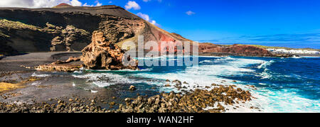 Îles Canaries. L'île volcanique de Lanzarote panoramique avec vue impressionnante sur la mer paysage. Plage d'El Golfo Banque D'Images