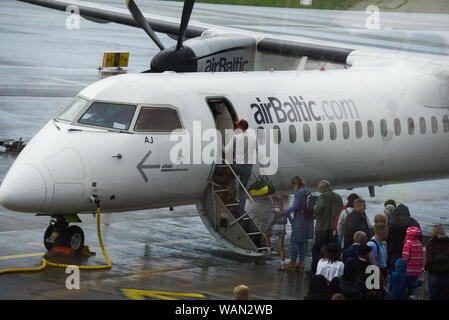 Riga, Lettonie. Août 13, 2019. Les passagers à bord d'un Bombardier Q400 airBaltic next gen avion à l'aéroport international de Riga. Credit : Omar Marques/SOPA Images/ZUMA/Alamy Fil Live News Banque D'Images