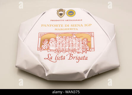 Panforte traditionnelle di Siena, Italie, un dessert italien à mâcher contenant des fruits et des noix. Banque D'Images