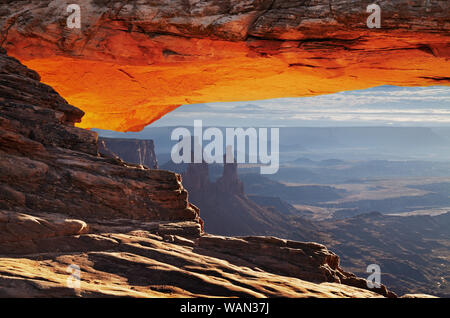 Mesa Arch au lever du soleil à Canyonlands National Park, Utah, USA Banque D'Images