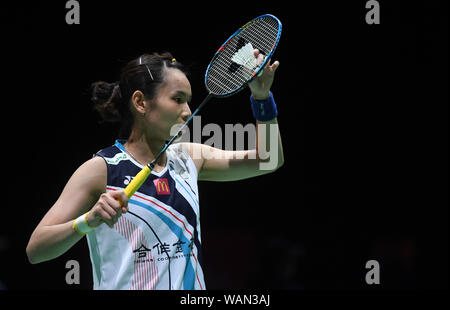 Bâle, Suisse. Août 21, 2019. Tzu Ying Tai du Taipei chinois sert pendant le féminin 2ème tour match contre Fitriani Fitriani de l'Indonésie à la BWF Championnats du Monde 2019 à Bâle, Suisse, le 21 août, 2019. Jundong Crédit : Li/Xinhua/Alamy Live News Banque D'Images