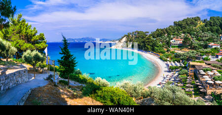 Grèce jours fériés. Magnifiques plages de l'île de Samos - Tsambou avec mer turquoise Banque D'Images
