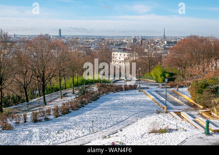 Vue paysage Parc de Belleville, Paris, avec le sol couvert de neige Banque D'Images