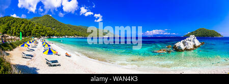 Belle plage Kastani,île de Skopelos, Grèce. Banque D'Images