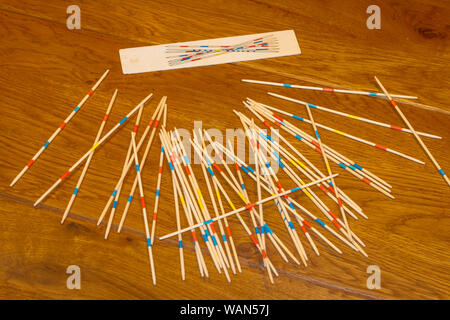 Jeu avec des bâtons pour la concentration et un contrôle optimal de coordination il-main Banque D'Images