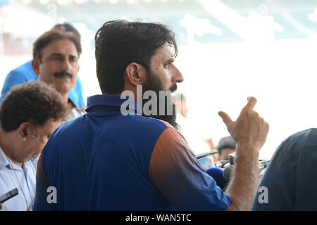 L'équipe de cricket du Pakistan Commandant du Camp et ancien capitaine de l'équipe nationale de cricket Misbah ul Haq médias adresses à Lahore le 21 août 2019. Le Pakistan Cricket Board (PCB) le jeudi a nommé l'ancien capitaine Misbah-Ul-Haq comme commandant du camp lors d'une prochaine 17 jours camp de conditionnement pour les romans venant de CCP donne lieu à des spéculations de remplacement lui Mickey Arthur comme l'entraîneur-chef de l'équipe de cricket du Pakistan. Misbah avec l'aide du personnel d'entraîneurs de l'Académie nationale de cricket, présidera un camp pénibles pour le conditionnement de l'A-list de cricket à l'avance Banque D'Images