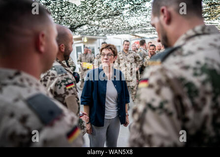 Erbil, Irak. Août 21, 2019. Annegret Kramp-Karrenbauer (CDU, M), prend la parole à la Bundeswehr Stefan Camp avec des soldats de la Bundeswehr qui suivent une formation dans le Nord de la région kurde irakienne de Peschmerga. Crédit : Michael Kappeler/dpa/Alamy Live News Banque D'Images