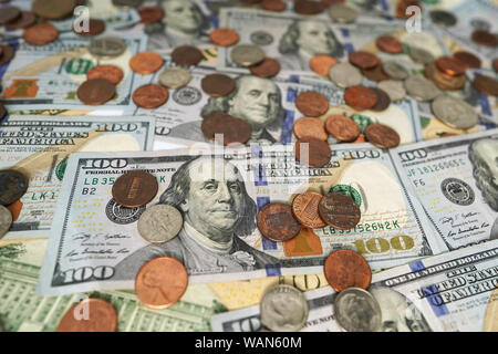 Washington, DC, USA. 20e Août, 2019. Les billets et pièces en dollars américains sont organisés pour une photographie à Washington, DC, États-Unis, le 20 août 2019. Credit : Liu Jie/Xinhua/Alamy Live News Banque D'Images