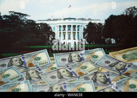 Washington, DC, USA. 20e Août, 2019. Billets en dollars américains et une image de Maison Blanche sont disposées pour une photographie à Washington, DC, États-Unis, le 20 août 2019. Credit : Liu Jie/Xinhua/Alamy Live News Banque D'Images