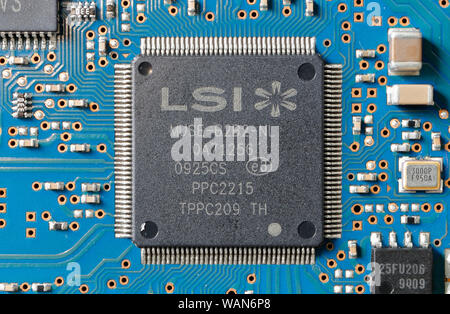 Circuit intégré de processeur sur une carte de circuit imprimé de disque dur. Technologie matérielle des composants électroniques Banque D'Images