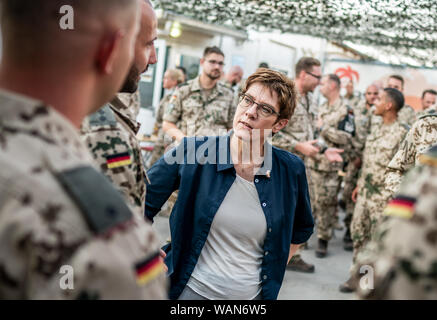 Erbil, Irak. Août 21, 2019. Annegret Kramp-Karrenbauer (CDU), prend la parole à la Bundeswehr Stefan Camp avec des soldats de la Bundeswehr qui Peschmerga former des soldats dans la région kurde du nord de l'Irak. Crédit : Michael Kappeler/dpa/Alamy Live News Banque D'Images