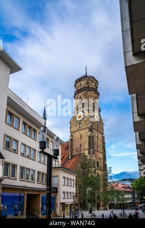 Stuttgart, Allemagne, le 15 août 2019, l'église allemande célèbre bâtiment appelé à schwanenburg schillerplatz en ville, dont beaucoup de gens marcher à côté Banque D'Images