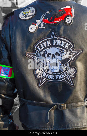 En août, vous pourrez profiter des détails de la course libre à l'arrière de la veste en cuir noir de motard à Poole Quay, Poole, Dorset, Royaume-Uni Banque D'Images