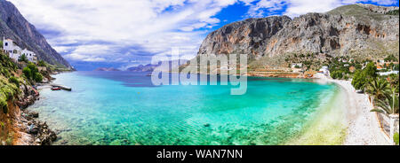 Belle plage Arginonta,avec vue sur la mer turquoise et les montagnes, l'île de Kalymnos, Grèce. Banque D'Images