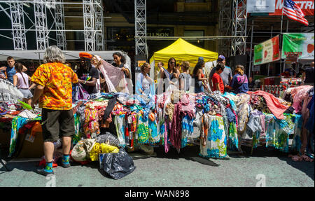 Parcourir les acheteurs de vêtements bon marché fabriqués lors d'une foire de rue à New York le dimanche, Août 11, 2019. (© Richard B. Levine) Banque D'Images