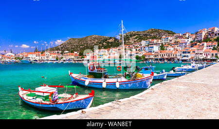 L'île de Samos. belle vieille ville de Pythagorion. voir avec les bateaux de pêche. Grèce Banque D'Images