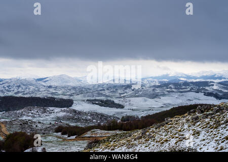 Le Monténégro, ciel dramatique au-dessus de montagnes couvertes de neige de montagne durmitor nature paysage de sedlo route du col de près de zabljak Banque D'Images