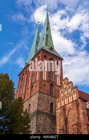 Une vue de l'extérieur de Nikolai Kirche, également connu sous le nom de église Saint Nicolas dans la ville de Berlin, Allemagne. C'est la plus ancienne église de Berlin. Banque D'Images