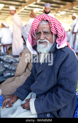 Portrait d'un homme avec une barbe et moustache en vêtements traditionnels portant un foulard à Sinaw, marché de l'Oman Banque D'Images