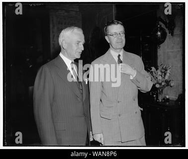 Corwin Prince répond à sec. d'État Hull. Washington, D.C., le 12 juillet. Sec. d'État Cordell Hull, à gauche ; avec le Prince héritier Gustave Adolphe de Suède, cassé comme la gauche la salle à manger de l'Hôtel Carlton, où Mme Hull diverti pour le couple royal, le Prince se rend incognito alors que dans ce pays, 7/12/38 Banque D'Images