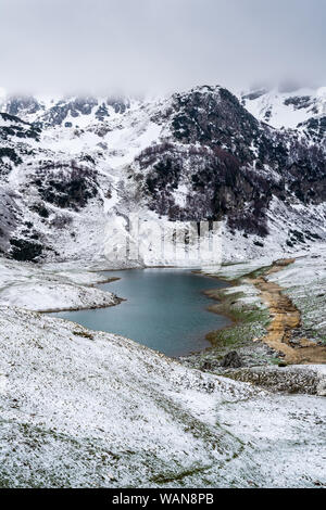 Le Monténégro, couvertes de neige Blanc nature paysage entourant petit lac de montagne à côté du massif de montagne dans le parc national de Durmitor zabljak dans près de spri Banque D'Images