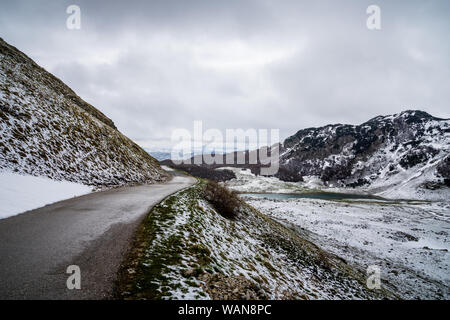 Le Monténégro, Courbe sedlo pass street toujours fermé en mai qui traverse le parc national de Durmitor majestueuse nature paysage aux côtés de Tarn et de montagnes Banque D'Images