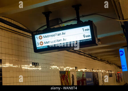 Une horloge de compte à rebours numérique installé dans le métro de New York le dimanche 18 août, 2019. (© Richard B. Levine) Banque D'Images