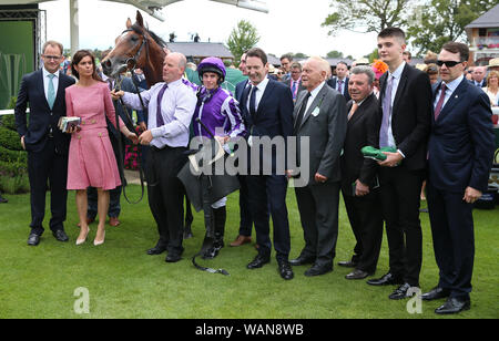 La connexion gagnante canapé Japon monté par Ryan Moore quatre à gauche) et formateur Aidan O'Brien (à droite) avant de gagner le Juddmonte Juddmonte International Stakes au cours de la Journée internationale de la Yorkshire Ebor Festival à l''hippodrome de York. Banque D'Images