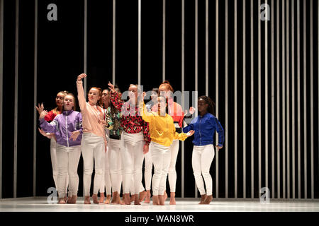 L'Armée de sucre, qui est composé de jeunes danseuses âgées de 14 à 18 ans d'Édimbourg, effectuer des extraits sur scène de "difficile d'être Soft : une Prière de Belfast' au Lyceum Theatre au cours de la 2019 Festival International d'Édimbourg. Banque D'Images