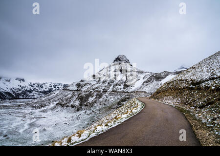 Le Monténégro, célèbre route panoramique spectaculaire de sedlo passer à travers les montagnes de durmitor nature paysage couvert de neige au printemps Banque D'Images