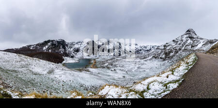 Le Monténégro, XXL nature paysage panorama route du col de sedlo dans parc national de Durmitor avec petit lac de montagne près de zabljak couverts par la neige en sprin Banque D'Images