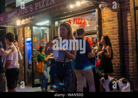 La génération y se tenir en face de la célèbre commune de coupe, Joe's Pizza à Greenwich Village à New York, le vendredi 16 mai 2019. (© Richard B. Levine) Banque D'Images