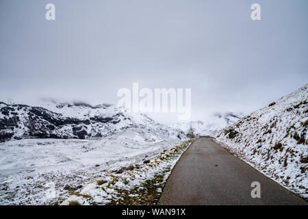 Le Monténégro, atmosphère brumeuse sur la neige couverts nature paysage route du col de sedlo dans près de parc national de Durmitor zabljak en mai Banque D'Images