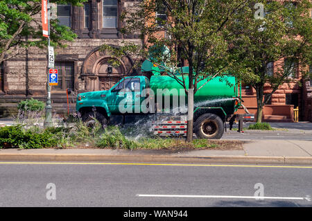 A New York, Département de l'eau parcs Dept. chariot des semis dans l'intersection de Lenox Avenue, à Harlem, à New York, le dimanche 18 août, 2019. (© Richard B. Levine) Banque D'Images