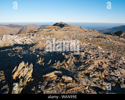 Le sommet rocheux des montagnes y Glyderau à Snowdonia, montrant le sommet de Glyder Fach vu de la voisine Glyder Fawr Banque D'Images