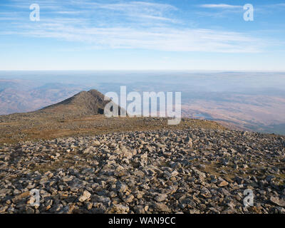 Vue depuis le sommet le long de la crête nord-est de Moel Siabod, une montagne de Snowdonia, au nord du pays de Galles Banque D'Images