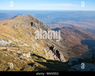 Vue depuis le sommet le long de la crête nord-est de Moel Siabod, une montagne de Snowdonia, au nord du pays de Galles Banque D'Images