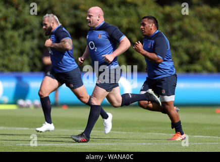 L'Angleterre Dan Cole (centre) et Mako Vunipola (à droite) au cours de la session de formation à Pennyhill Park, Bagshot. Banque D'Images