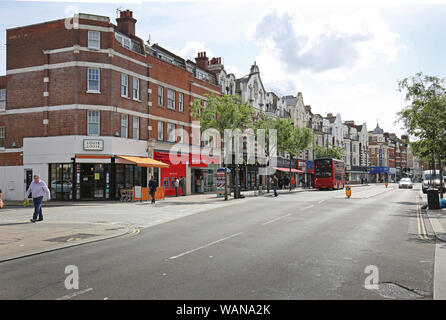 Walworth Road, Londres, Royaume-Uni. Près de Elephant and Castle, une ancienne zone délabrée maintenant controversé réaménagé avec de nouveaux logements de luxe. Banque D'Images