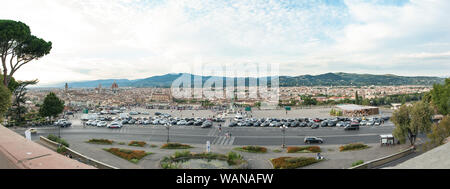 Florence, Italie - 2019, 16 Août : Piazzale Michelangelo avec toits de la ville, dans une journée d'été, vue de la loggia qui domine l'ensemble de la terrasse. Banque D'Images