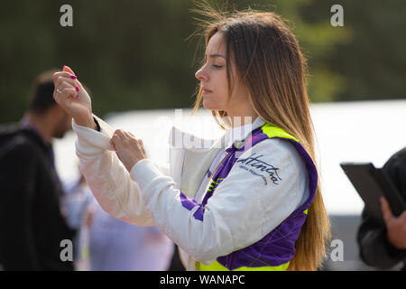 Marta Garcia dans le paddock de la préparation pour la course. Dernière course de la série W série inaugurale de 2019. Brands Hatch Banque D'Images