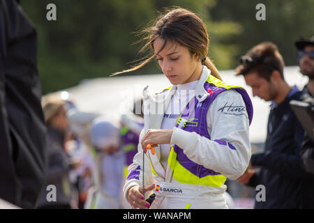 Marta Garcia dans le paddock de la préparation pour la course. Dernière course de la série W série inaugurale de 2019. Brands Hatch Banque D'Images