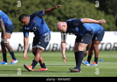 L'Angleterre Dan Cole (à droite) et le Mako Vunipola durant la session de formation à Pennyhill Park, Bagshot. Banque D'Images